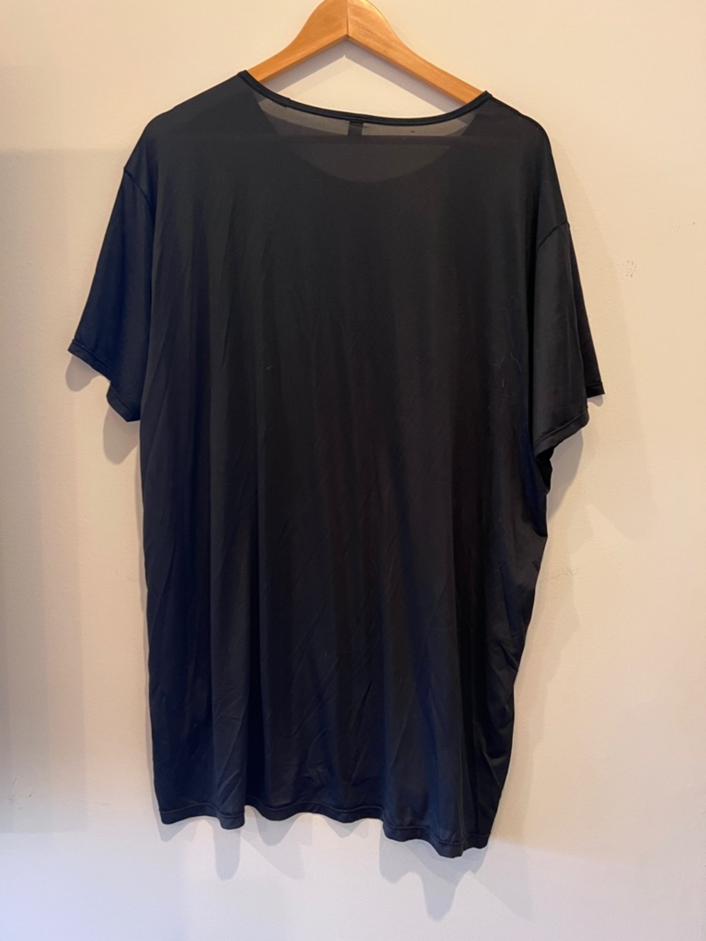 Uniqlo Black Short-Sleeve Crew Neck Tee - Picture 2 of 4